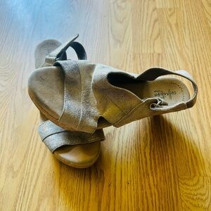 Clark Collection silver glitter shoes sz 8